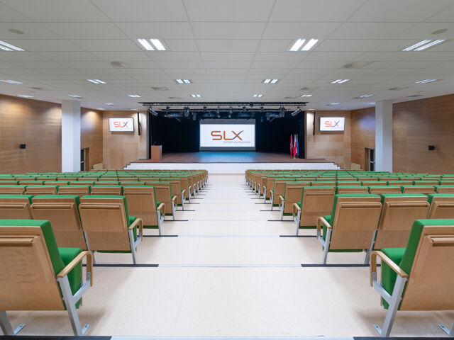 Nowoczesna aula wykładowa dla uczelni - Realizacja SLX
